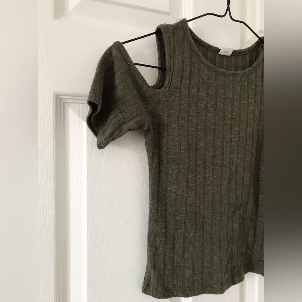 Cold Shoulder Top - Picture 3 of 4